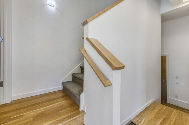 Building Photo - Bright Contemporary 3 Bedroom 2 Bath - August 1st!