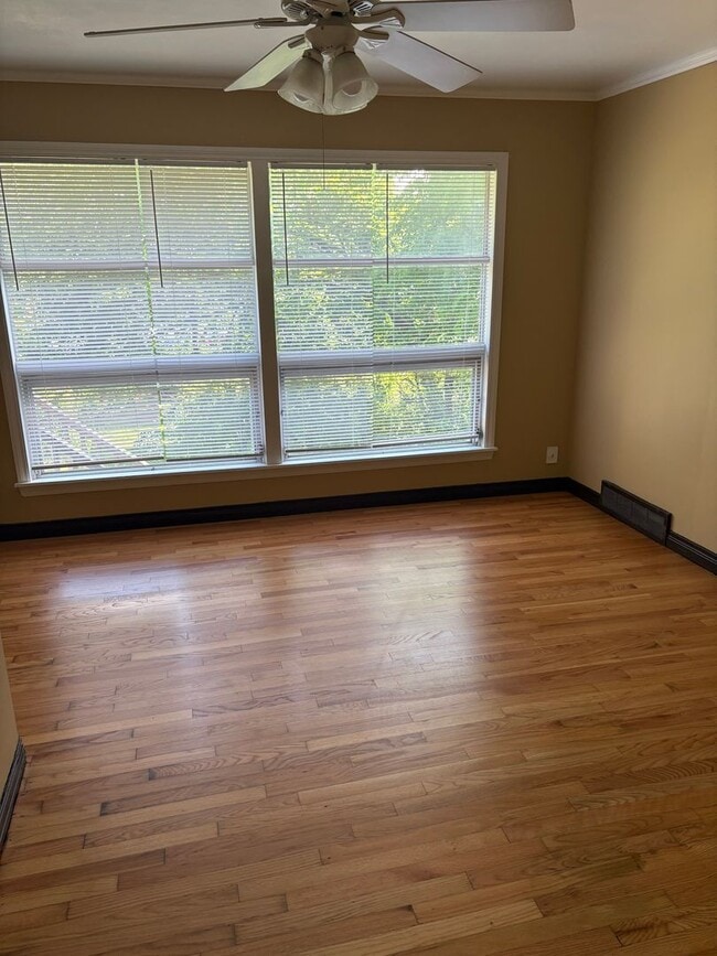 Building Photo - 873 W Clinton Dr