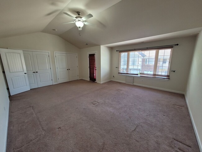 Building Photo - Gorgeous 3 bedroom, 2.5 bath townhome-styl...
