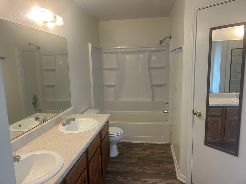 Building Photo - 1611 Mona Dr