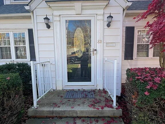 Building Photo - Beautiful house that features a master bedroom on the first floor