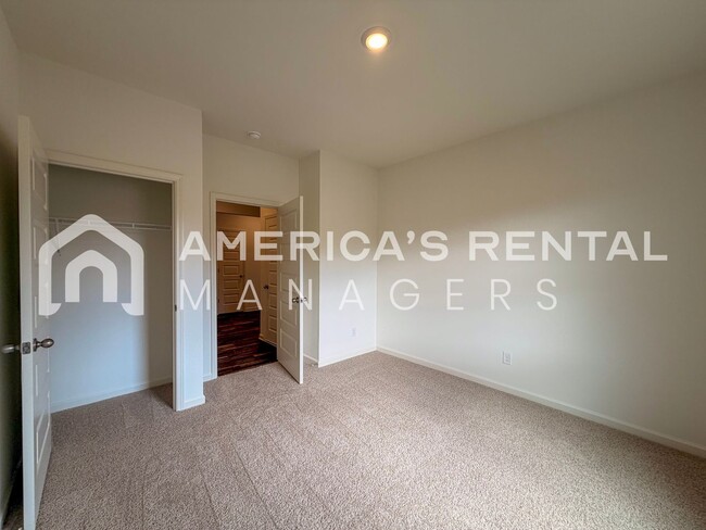 Building Photo - Modern Single Level Living in Doss Ferry - Available NOW!