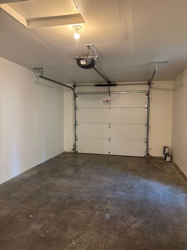 Building Photo - Located in a Desirable Area in Wilsonville 2 Bedroom Unit in a 4 Plex