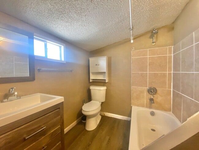 Building Photo - Adorable 1 Bed 1 Bath--Spacious with bonus room