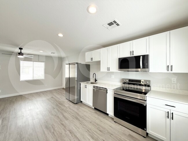 Building Photo - 2153 W Morten Ave