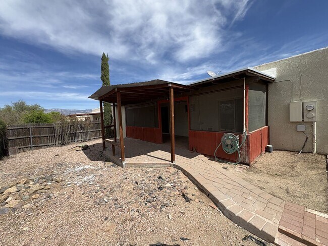 Building Photo - Eastside townhome, convenient location