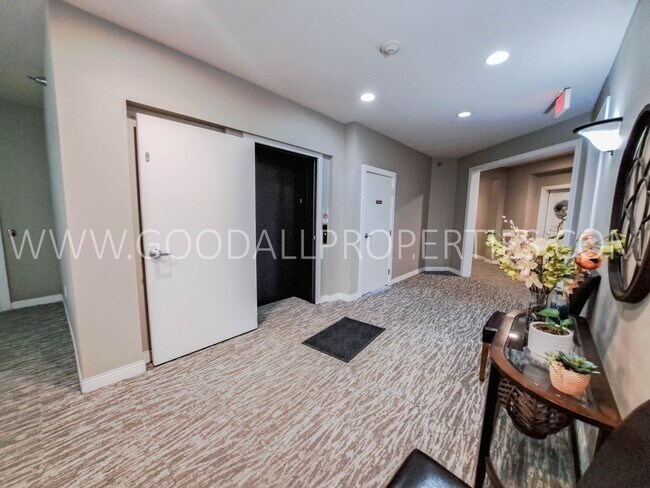 Building Photo - 2 Bedrooms 2 Bathroom Condo on Grand