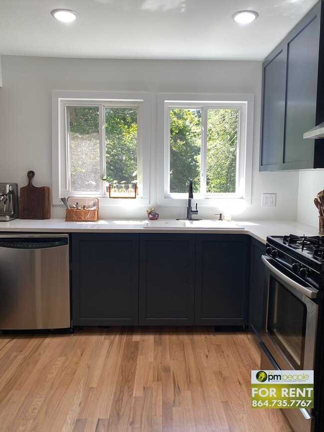 Building Photo - Beautiful Property with 3/1.5 Home!