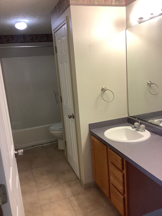 Building Photo - Spacious 3BR/3BA Townhome in PRIME location!!