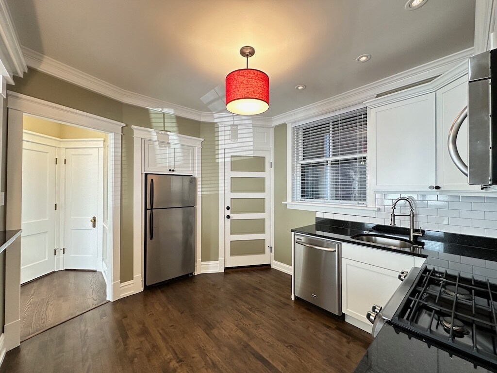 Building Photo - 1915 W Berenice Ave