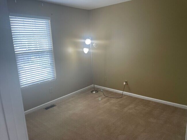 Building Photo - Large 3 Bedroom/2.5 Bath/Bonus/Florida Room