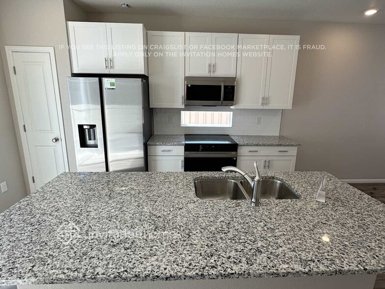 Building Photo - 3341 Streamwood Dr