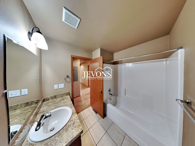 Building Photo - Spacious 3-Bedroom, 2-Bathroom Apartment in Central Yakima