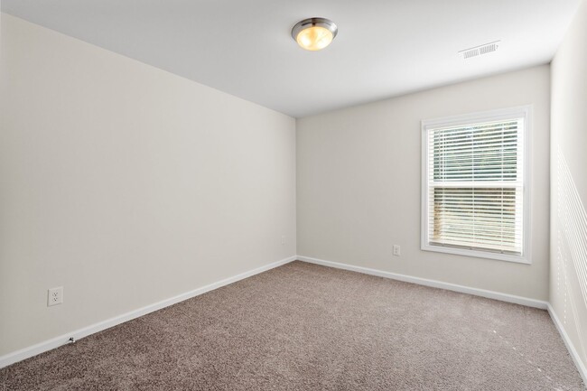 Building Photo - 3 BR, 2.5 BA Townhome, 6-12 month lease av...