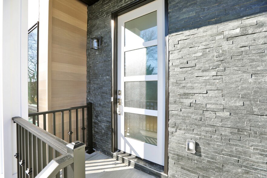 Building Photo - 463 Roff Ave