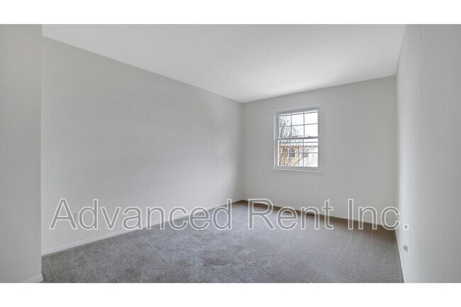 Building Photo - 10 Watkins Glen Ct