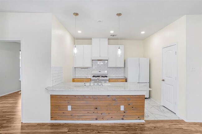 Building Photo - 128 Holstein St