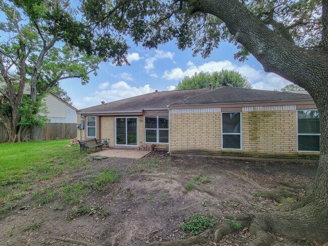 Building Photo - BEAUTIFUL 3 BEDROOM 2 BATH UPDATED HOME WI...