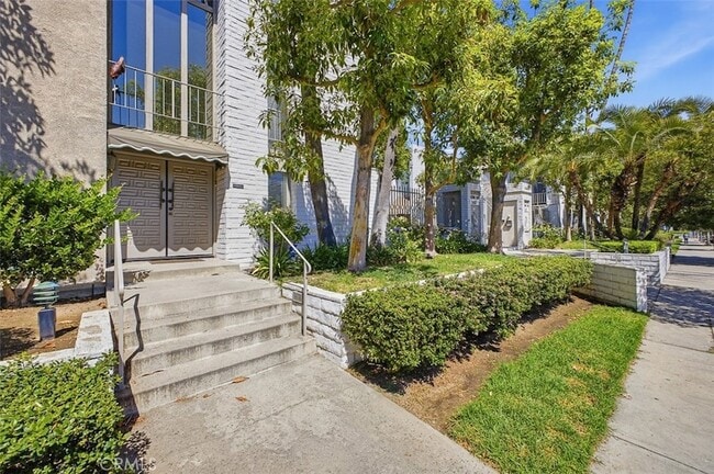 Building Photo - 5305 White Oak Ave