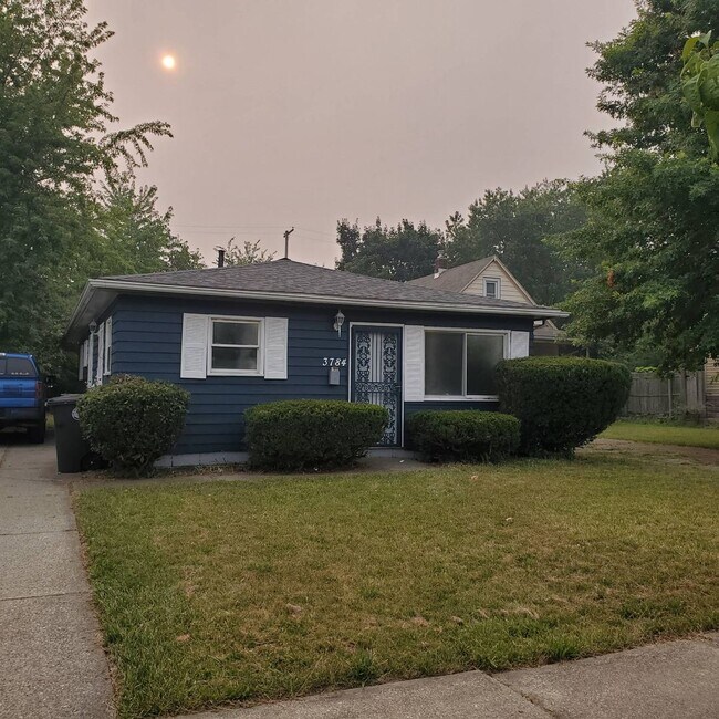 Building Photo - Charming 3-Bedroom Property in Prime Location