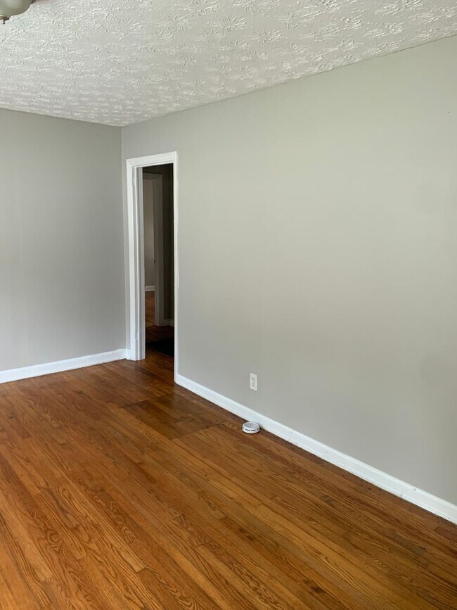 Building Photo - COMING SOON 3 Bed 1 bath