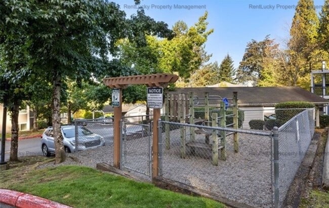 Building Photo - Spacious Cambria Hills Condo – Vaulted Cei...