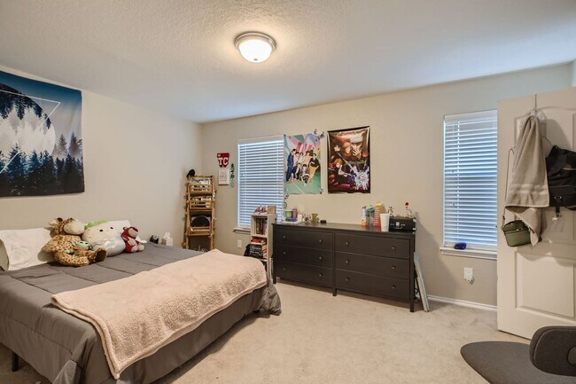 Building Photo - HALF OFF First Month Rent: 3 Bed/2.5 Bathroom~ Multiple Living Spaces~ Located near Lackland AFB!