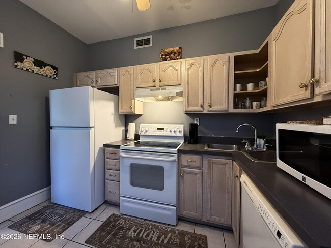 Building Photo - 146 W 6th St