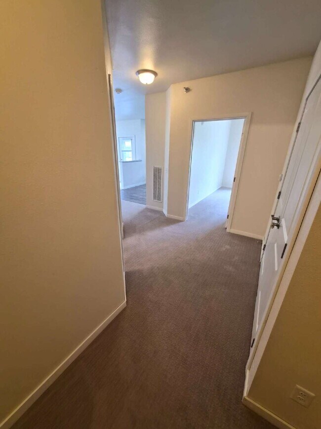 Building Photo - 2 Bedroom | 1 Bathroom 2nd Floor Apartment Available RIGHT NOW!