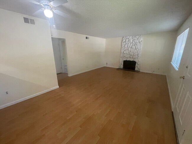 Building Photo - 2 Bedroom 1 Bath Single Story Unit with Community Pool in Citrus Heights