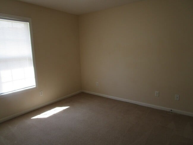 Building Photo - 20 Brushwood Ct