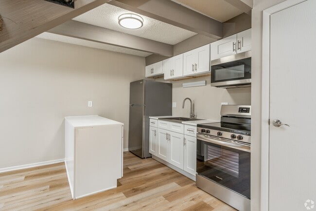 Building Photo - Creekbend & Chase Townhomes