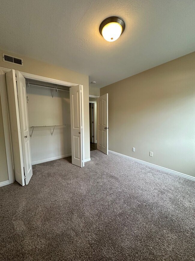 Building Photo - Condo in County Woods HOA