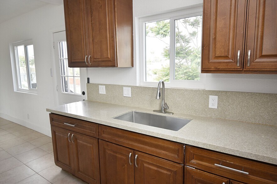 Building Photo - 2096 Franklin Ave