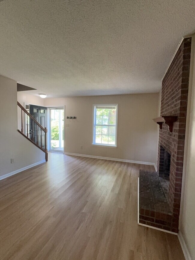 Building Photo - Stunning 3 Bed, 2.5 Bath Home with 1536 Sq Ft in Jacksonville, NC!