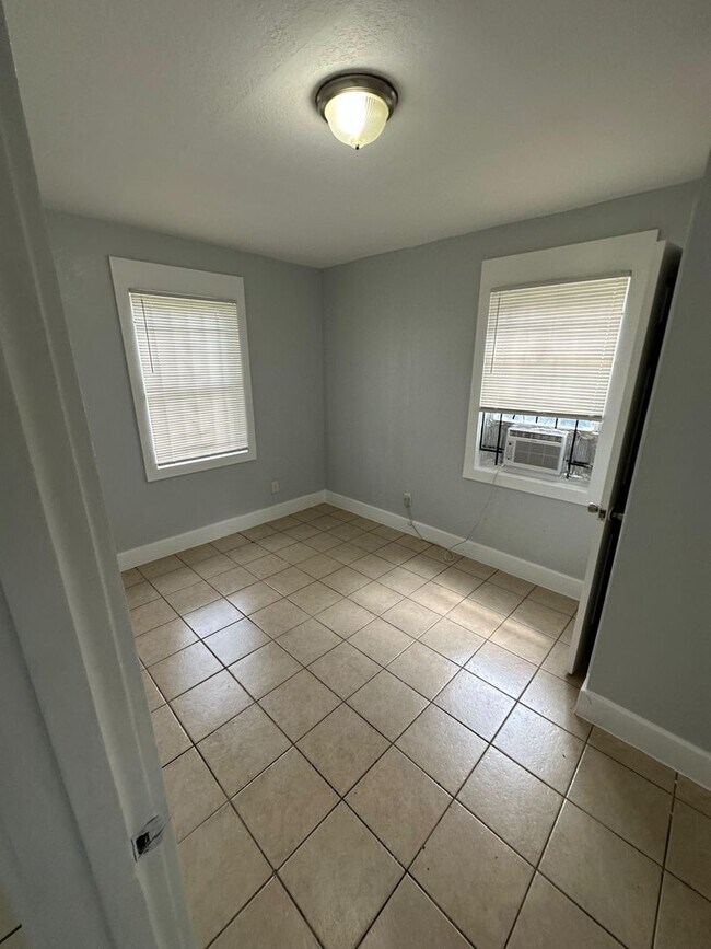 Building Photo - 2540/2542 Moncrief Rd