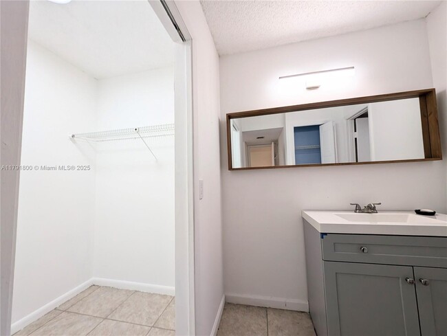 Building Photo - 310 Lakeview Dr