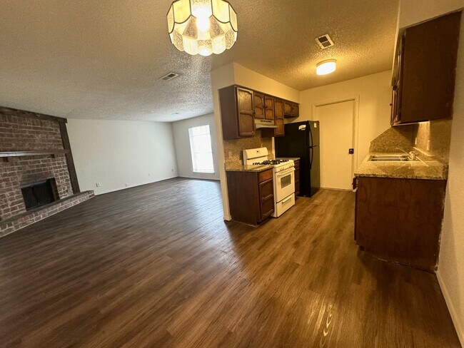 Building Photo - Cute 3 bedroom 2 bathroom Duplex In Broken Arrow!