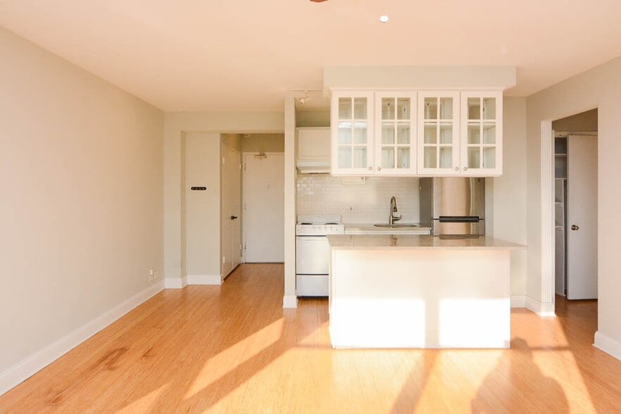 Building Photo - 428 W Wellington Ave