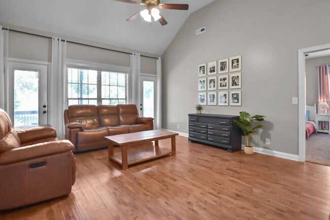 Building Photo - Pet Friendly Three Bedroom with Bonus!