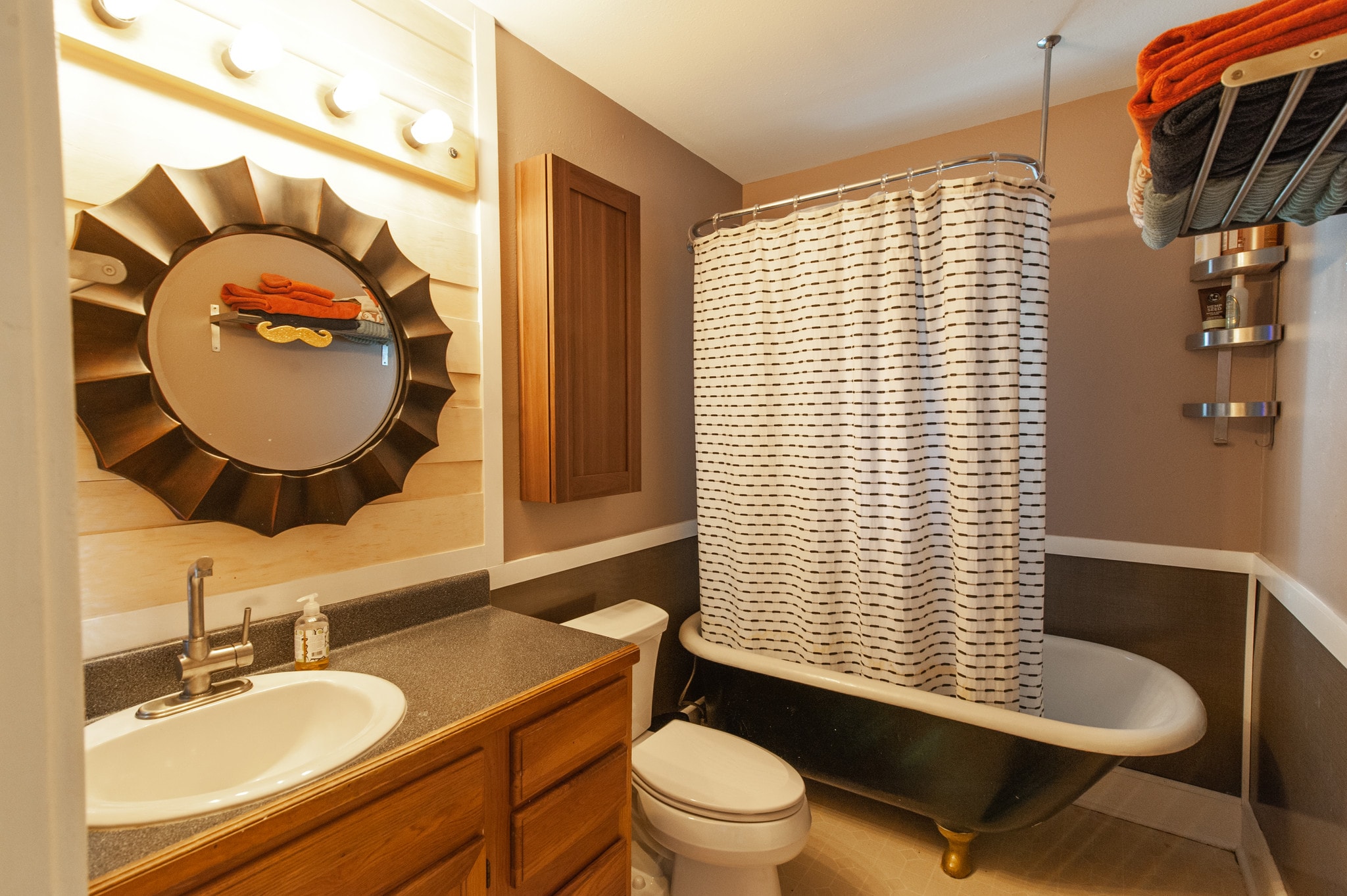 Shared full bath - 1112 N Washington St