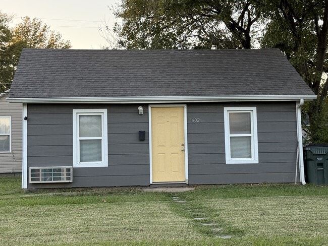 Primary Photo - 402 N Cedar St