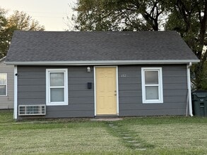 Building Photo - 402 N Cedar St