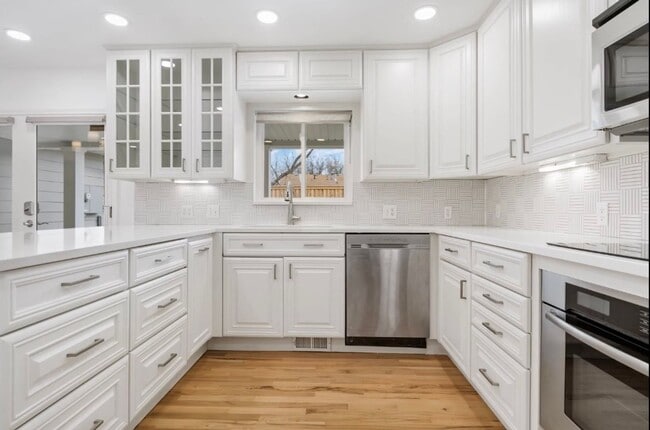 Building Photo - Spacious home for rent -  2.2 miles from t...