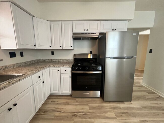 Building Photo - Updated 3 Bedroom Duplex