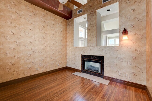 Building Photo - COMING SOON!! $1000 off 1st months Rent Guard-Gated Golf Course Living on the 14th Green!