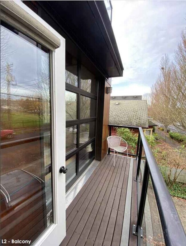 Building Photo - Modern Design 2 Bed/ 2.5 bath 3 Level Cond...