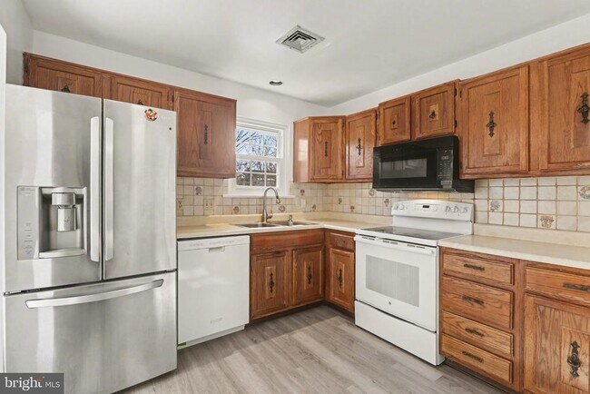 Building Photo - 2109 Highland Ct