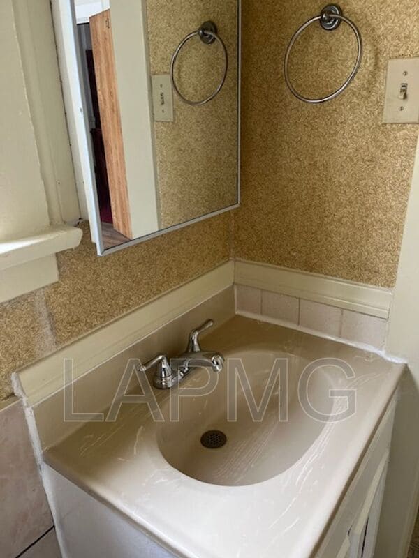 Building Photo - 1614 N Kenmore Ave