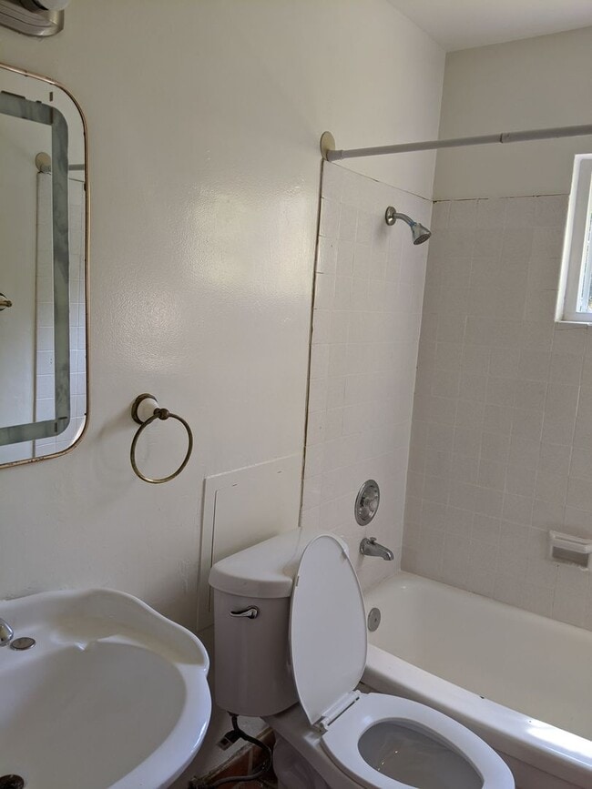 Building Photo - 4 BEDROOM 2 BATH ON CUL-DE-SAC AND LARGE YARD!